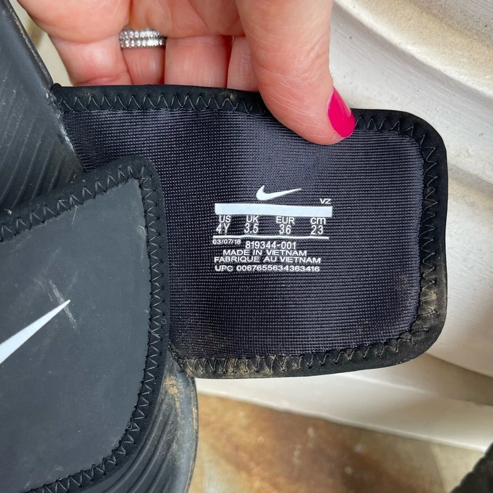 Nike Kids Black Slide Sandals - Picture 2 of 5